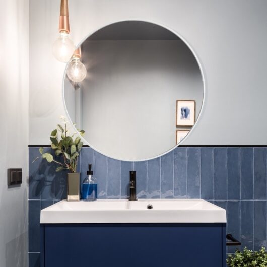 Livingandhome Scandinavian-Inspired Circular White Wall Mirror for Bathroom Décor 40cm