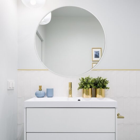 Livingandhome Scandinavian Style Circular White Mirror for Bathroom Wall Accent 70cm